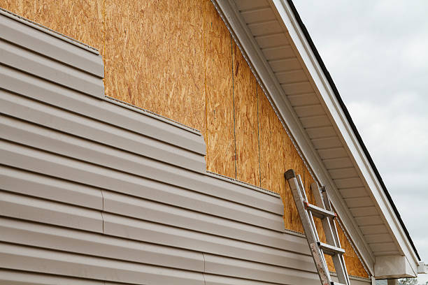 Professional Vinyl Siding technician working in Kingston, WA